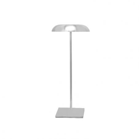 Un porte chapeau en inox brossé Un porte chapeau en inox brossé