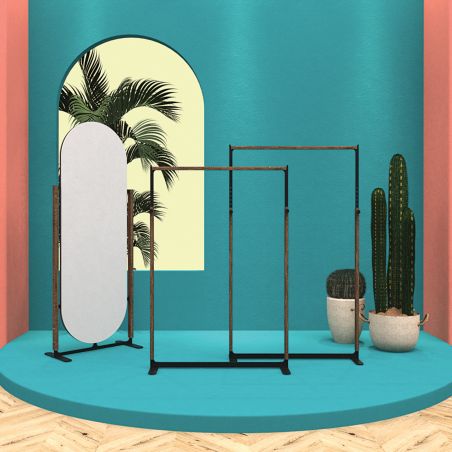 présentation design d'un miroir accompagné de deux portants présentation design d'un miroir accompagné de deux portants