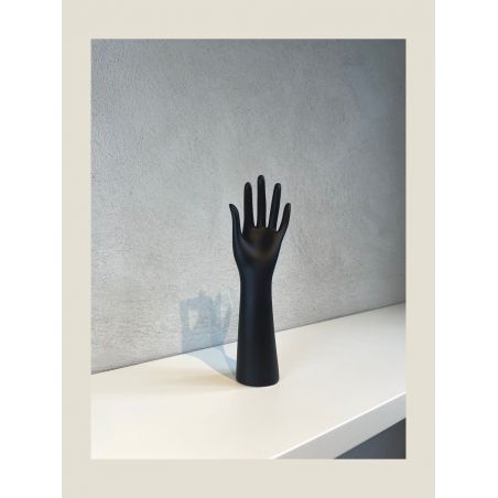 Une main gauche noire de présentation Une main gauche noire de présentation