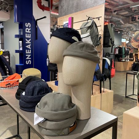 deux têtes de mannequin avec bonnets deux têtes de mannequin avec bonnets