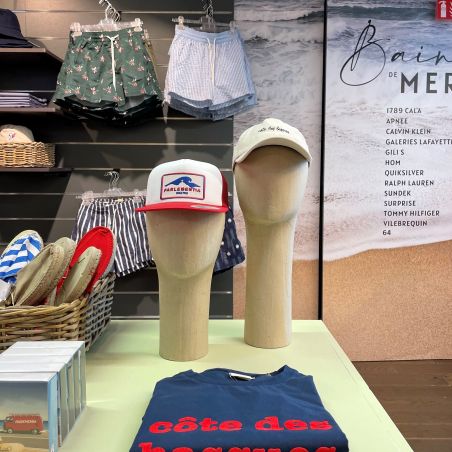 deux têtes de mannequin qui présente des casquettes deux têtes de mannequin qui présente des casquettes