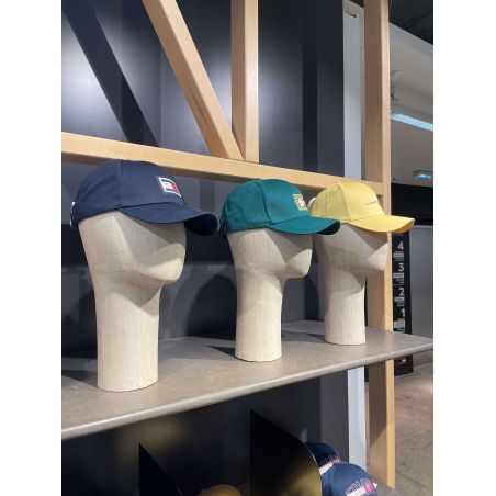 trois têtes de mannequin avec casquettes trois têtes de mannequin avec casquettes