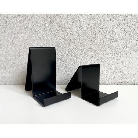 Un presentoir pour mettre en avant de la maroquinerie vue de trois quart face Un presentoir pour mettre en avant de la maroquinerie vue de trois quart face