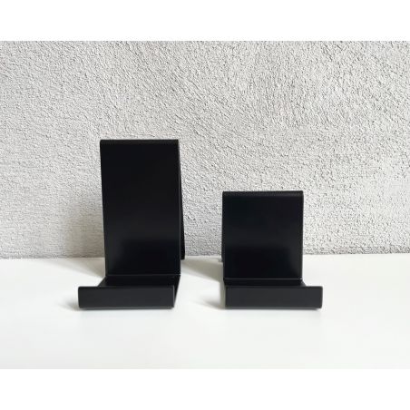 Un présentoir pour maroquinerie vue de face Un présentoir pour maroquinerie vue de face