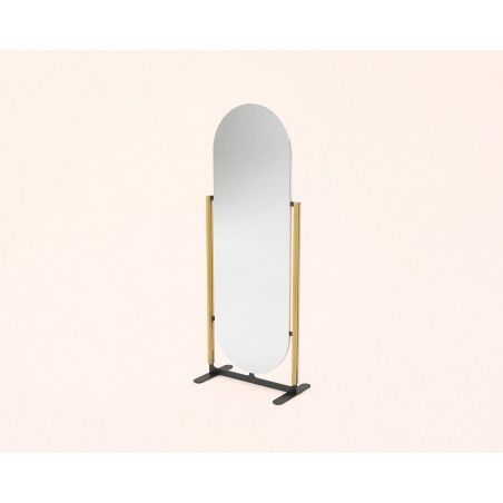 un miroir avec finitions en laiton un miroir avec finitions en laiton